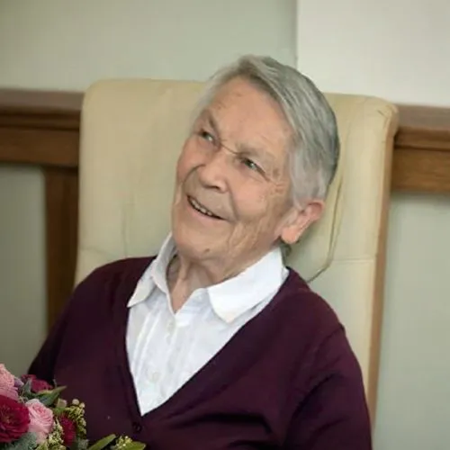 Vielleicht mit Blumenschmuck. Eine verehrte Mutter und Großmutter die vor wenigen Wochen starb.,elderly person,older person,lachender hans,70 years,care for the elderly,elderly lady,elderly man,pensio