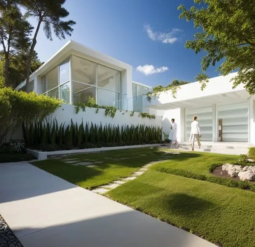 DISEÑO ESTERIOR DEL ACCESO A UNA RESIDENCIA, CON UN PORTON METALICO EN INMITACIÓN MADERA, CON PLANTAS DE FORMIO EN EL ACCESO, ARBOLES Y VEGETACIÓN EXUBERANTE,a person walks by an exterior of a house w