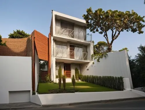 DISEÑA EL EXTERIOR DE UN EDIFICIO DE DAPARTAMENTOS ESTILO  MINIMALISTA, CON ACABADOS EN MURO DE COLOR BLANCO  Y CON MUROS EN TABIQUE APARENTE, CANCELES DE ALUMINIO CON CRISTAL, AMBIENTACIÓN CON PERSON