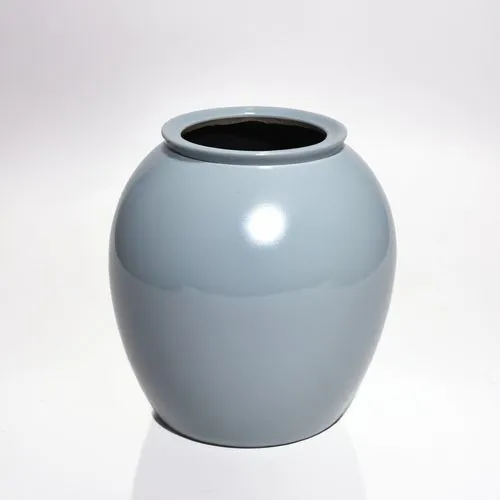 정면에서 본 이미지로,there is a grey vase sitting on the white table,vase,urn,clay jug,3d model,flower vase,wine jug