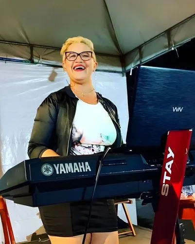 Transformar em um microfone pra ela cantar,amiga,arlinda,clap board,djn,tamara,yamaha,heinzmann,jenji,enema,ltx,melodica,sinema,yamba,pyrotechnical,sandmann,prodigy,iyabo,naimiy,lipcsei,play button