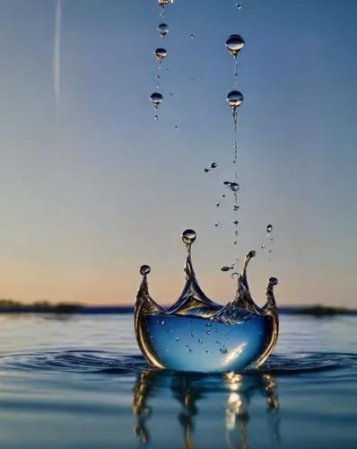 ein Wassertropfen, der ins Wasser fällt und eine Wasserkrone bildet,waterdrop,water drop,drop of water,a drop of water,water drops,water droplet,waterdrops,mirror in a drop,drops of water,a drop,liqui