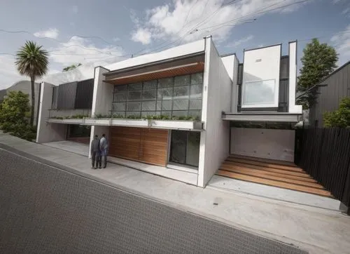 DISEÑO EXTERIOR DE UNA CASA RESIDENCIAL ESTILO MINIMALISTA, CON UN VENTANAL DE CRISTAL  EN EL AREA DE ACCESO PRINCIPAL, CANALES DE ACERO EN LA LOSA, ELMENTOS DE MADERA, MUROS COLOR BLANCO, COLORES NEU