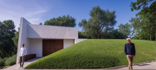 DISEÑO DE UNA CASA MINIMAILSTA, CON VISTA  UN TERRENO CON PENDIENTE CON CESPED, RODEADA DE UN ENTORNO DE VEGETACIÓN EXUBERANTE, FOTOGRAFIA HIPERREALISTA, ALTA RESOLUCIÓN.,grass roof,cubic house,tumulu