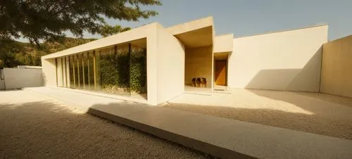 DISEÑO EXTERIOR DE UNA CASA MINIMALISTA, CON MUROS EN COLOR BLANCO CONMBINAODS CON MUROS DE PIEDRA, Y MARMOL TRAVERTINO, FOTOGRAFIA HIPERREALISTA, TOMA CINEMATOGRAFICA,mahdavi,dinesen,corbu,siza,dunes