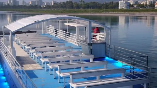 kiosco con barra para vender refresco, copteles, cafe, COCADA ubicada en la pare superior de uun ferry con detalles de un barco en la noche fotorealista CON PISO AZUL PASTEL, Y TECHO DE LONA TENASADO 