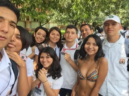 role,loro parque,ayer's,pochas,soimos,excursion,tops,zoo pilsen,moc chau son la,students,gringas,arecales,lamultianifoto,biotob,club med,medellin,base,gubinge,group of people,policia