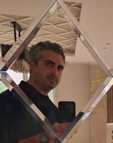 parabolic mirror,shashed glass,mirror frame,kocaman,holding a frame,magic mirror,mirror,the mirror,neistat,outside mirror,wood mirror,mirror reflection,glass effect,reflejo,in the mirror,mirror house,mirrors,refleja,miroir,alazraqui