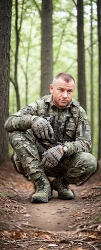 дубовый бор
,a man in camouflage clothes kneeling in the woods,ssgt,ssg,bdu,aa,mre,aaaa