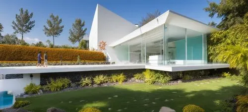 Diseño exterior de una casa moderna estilo minimalista combinando muros de color blanco con muros de tabique aparente, herrería de aluminio con cristal, fotografía hiperrealista, fotografía arquitectó