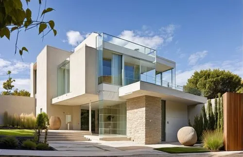 DISEÑO EXTERIOR DE UNA CASA ESTILO MINIMALISTA,  CON USO DE  COLORES BLANCO Y UN MURO DE MARMOL TRAVERTINO, VENTANAL EN EN ESQUINA Y CANCELES DE ALUMNIO Y CRISTAL, PUERTAS DE MADERA, UBICADA EN UN ENT