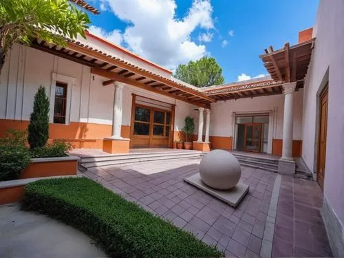 DISEÑO DE UNA CASA ESTILO MEXICANO MODERNO, CON UN CLAUSTRO CONFORMADO POR UNA TERRAZA  A BASE DE VIGAS DE MADERA, TEJA, COLUMNAS REDONDAS, EN EL CENTRO UN ESPEJO DE AGUA, CON EL ESTILO DE LA ARQUITEC