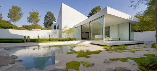 Diseño exterior de una casa moderna estilo minimalista combinando muros de color blanco con muros de tabique aparente, herrería de aluminio con cristal, fotografía hiperrealista, fotografía arquitectó