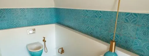 المرحاض والجدار ابيض اما السبراميك فهو طراز اندلسي بالوان البحر,an elaborately decorated bathroom area with a fancy blue tile,wallpapering,wallcoverings,fromental,wallcovering,patterned wood decoratio