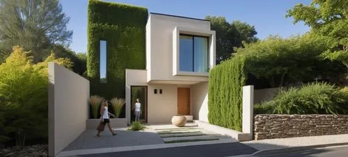 CASA ESTILO MINIMALISTA UBICADA, COMBINANDO LOS COLORES VIBRNTES DE LA ARQUITECTURA MEXICANA Y LA PIEDRA DE RECINTO,  EN UN FRACCIONAMIENTO CON VEGETACIÓN EXUBERANTE, PERSONAS,ARBOLES, PALMERAS, CORRE