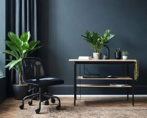 crée une photo d'ambiance avec ce siège noir sans accoudoir et avec des roulettes et ajoutez des accessoires comme une table, un ordinateur et une plante verte ,a dark grey wall is accented with a con