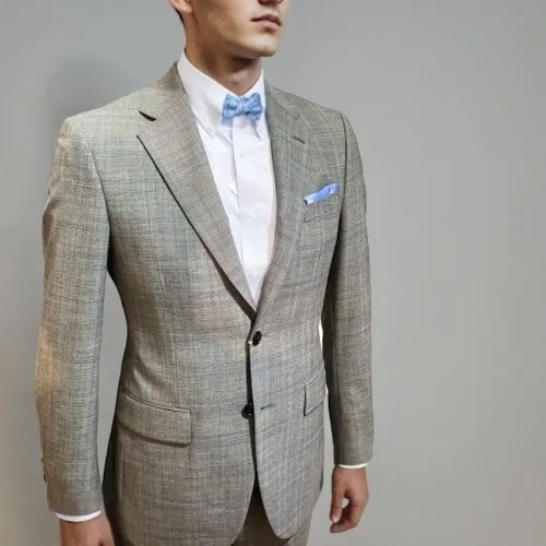 リアルな手,man standing with hands in pockets wearing light colored suit and blue bow tie,men's suit,sportcoat,wedding suit,sprezzatura,men's wear,sharkskin