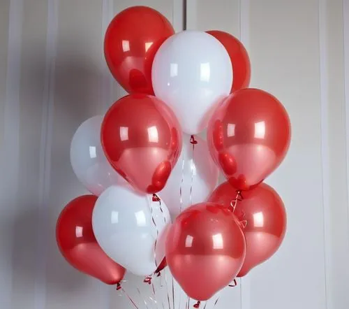 红色圆形气球,a bouquet of balloons on a table with a wall in the background,red balloons,valentine balloons,balloons mylar,heart balloons,corner balloons,balloons,Photography,General,Realistic