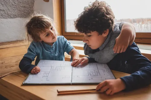 Ein bild von einem Ehepaar, das gemeinsam an einem Tisch sitzt. 
Auf dem Tisch liegen Pläne von einem Haus. 
durch eine offene türe sieht man zwei kleine Kinder im nebenraum spielen. 
Die Eltern sind 