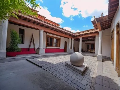 DISEÑO DE UNA CASA ESTILO MEXICANO MODERNO, CON UN CLAUSTRO CONFORMADO POR UNA TERRAZA  A BASE DE VIGAS DE MADERA, TEJA, COLUMNAS REDONDAS, EN EL CENTRO UN ESPEJO DE AGUA, CON EL ESTILO DE LA ARQUITEC