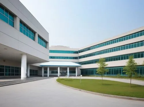 现代医院建筑,the view from inside the large building of an outdoor courtyard,technopark,globalfoundries,biotechnology research institute,infosys,meditech,genentech