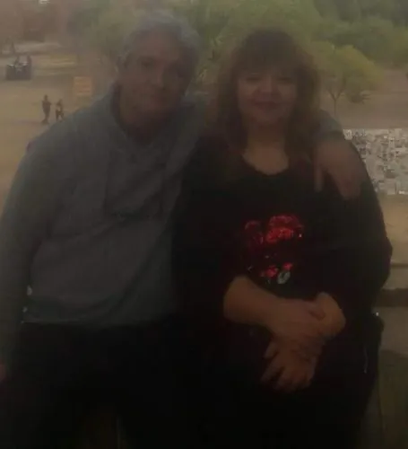 Que se miren los dos que están en la fotografía 
,boquillas,in madaba,pareja,chubut,aitzaz,palijo,casellas,amerind,cochiti,cypriots,hocine,dicle,arivaca,man and wife,chalabi,tafero,anniversary 25 year