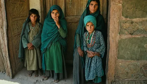 24 Striking Pictures Of Afghanistan By Photojournalist Steve McCurry,nomadic children,mother with children,rajasthan,mohngewaechs,anmatjere women,afghani,afghan,afar tribe,mother and children,baghara 