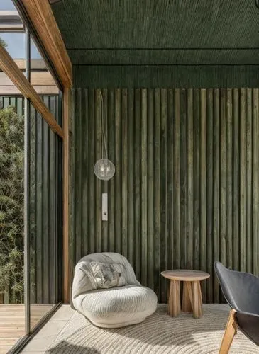 desing de interiores de sala com poltrona bege e arandela. ripado verde na parede. no teto estrutura de madeira,wooden decking,wood fence,bamboo curtain,wood deck,wooden sauna,wooden wall,wooden plank