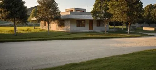 es una perspectiva desde la calle viendo al edificio,pavilion,crematorium,guardhouse,treblinka,khasavyurt,terezin,mennonite heritage village,pavillion,coonawarra,baitul,school house,wendouree,pilgrima