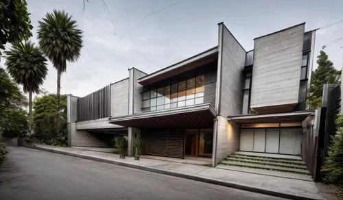 diseño exterior de una residencia estilo minimalista, con elementos de concreto, madera, cristal, rejilla de acero, vegetación, iluminación nocturna perfcetamente detallada, fotografia hiperrealista,a