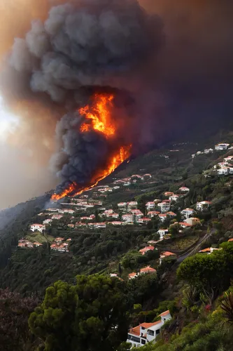 mount etna,cirneco dell'etna,aeolian islands,fire in the mountains,fuencaliente de la palma,stromboli,etna,la gomera,madeira,wildfires,wildfire,serra de tramuntana,the conflagration,volcanic activity,nature conservation burning,mount vesuvius,corsican,calabria,vesuvius,lebanon,Illustration,American Style,American Style 07