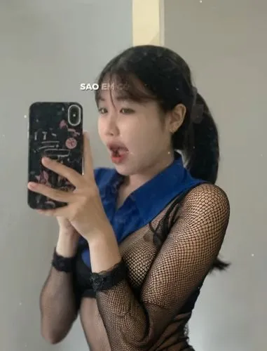 sexy black fishnet,the woman is taking a selfie with her cell phone,sukarnoputri,lagi,indrawati,rizka,kebaya,sakorn