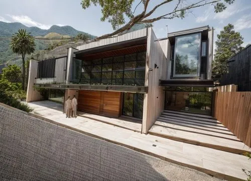 DISEÑO EXTERIOR DE UNA CASA RESIDENCIAL ESTILO MINIMALISTA, CON UN VENTANAL DE CRISTAL  EN EL AREA DE ACCESO PRINCIPAL, CANALES DE ACERO EN LA LOSA, ELMENTOS DE MADERA, MUROS COLOR BLANCO, COLORES NEU