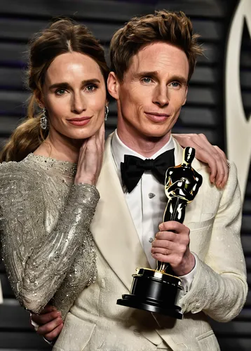 Here he is! Best Actor winner Eddie Redmayne eventually showed up to the Vanity Fair party, clutching his Oscar with his wife Hannah Bagshawe by his side,oscars,husband and wife,wife and husband,singe