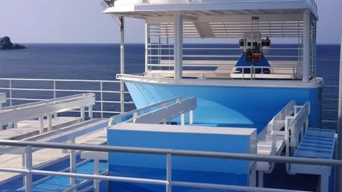 kiosco con barra para vender refresco, copteles, cafe, COCADA ubicada en la pare superior de uun ferry con detalles de un barco en la noche fotorealista CON PISO AZUL PASTEL, Y TECHO DE LONA TENASADO 