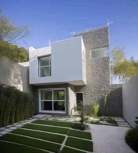 Diseño exterior de una casa moderna estilo minimalista combinando muros de color blanco con muros de tabique aparente, herrería de aluminio con cristal, fotografía hiperrealista, fotografía arquitectó