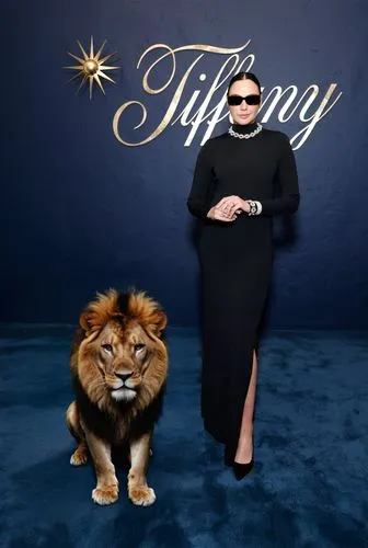 蹲在地上的狮子,the woman is posing with a lion,skeezy lion,lefurgy,turetzky,oprah,pussycat,suprema