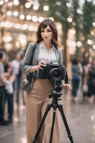 a girl with a camera,camerawoman,canon 5d mark ii,background bokeh,videographer,lensbaby,autofocus,dslr,camera photographer,photojournalistic,photographer,photo lens,photo equipment with full-size,pho