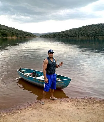 a man stands in front of his fishing boat,lake colico,standup paddleboarding,lagunas,lakeman,stand-up paddling,mundaring