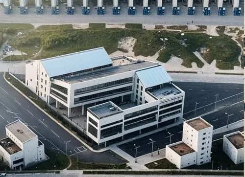 un edificio ubicado en una ciudad, su arquitectura esta basada en el constructivismo ruso.,an aerial view of a large building in front of multiple parking areas,technion,biotechnology research institu