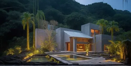 EL EXTERIOR DE UNA CASA CON ESTILO MEXCANO MODERNO, USO DE COLORES VIBRANTES, MATERIALES REFIONALES, TEJA, VIGAS DE MADERA, EN UN AMBIENTE EXUBERANTE, ESTANQUE DE AGUA  AL FRENTE, PROPORCION, EXELENTE