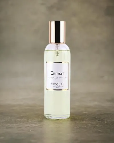 Arrière plan : le citron et la bergamote,  patchouli.
,crème de menthe,cleanser,coconut perfume,clove scented,crème anglaise,natural perfume,women's cream,creating perfume,parfum,tuberose,scent of jas