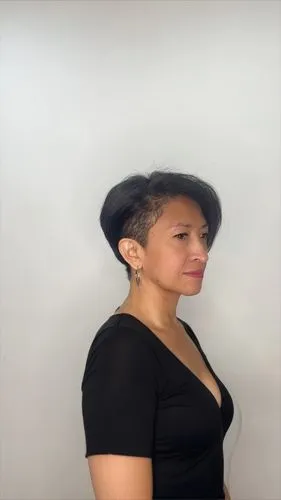 https://www.promeai.pro/design-ideas-ai-details/582243345319045-Borrar%20y%20Reemplazar-by-RAUL%20ROA,a woman with short hair is wearing a black shirt and is looking at the camera,erykah,the hat-femal