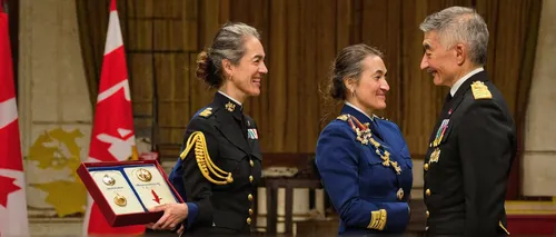 Captain Paul W. Yu receives the Sovereign's Medal for Volunteers from Governor General and Commander-in-Chief of Canada Julie Payette on February 28, 2018. PHOTO: Sergeant Johanie Maheu, GG05-2018-006