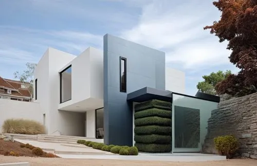 DISEÑO DE UNA CASA RESIDENCIAL EN ESQUINA CON UN VENTANAL EN ESQUINA , CON CANCELES DE ALUMINIO Y CRISTAL, EXCELENTE REPRESENTACIÓN, PROPORCION, VEGETACION EXUBERANTE,a white house with grass on the f