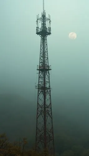 一個女孩爬上610公尺高的廢棄電視塔,坐在最高處垂直往下看,a tower is shown against the backdrop of a hazy sky,transmission mast,transmission tower,transmitter,radio tower,fire tower,cellular tower