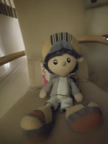 an image of a toy with a hat on,the girl in the bathtub,kokeshi doll