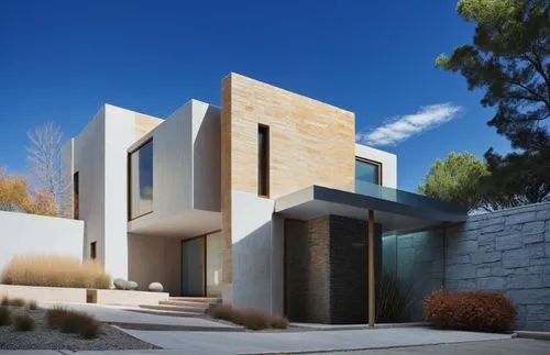 DISEÑO DE UNA CASA RESIDENCIAL EN ESQUINA CON UN VENTANAL EN ESQUINA , CON CANCELES DE ALUMINIO Y CRISTAL, EXCELENTE REPRESENTACIÓN, PROPORCION, VEGETACION EXUBERANTE,a modern house with no one around