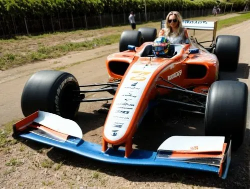 Carro de Fórmula 1 destruído no acidente,a woman sits in her race car at a small park,pescarolo,shelsley,dallara,kart,superkart,bleekemolen,f1 car,oreca,minardi,regazzoni,mavtv,fortec,jacobsen,matra,i