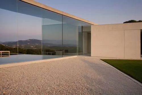 UNA CASA DE MADERA Y PIEDRA CON TEJADO INCLINADO Y GRANDES VENTANALES DE SUELO A TECHO,siza,glass wall,glass facade,minotti,shulman,amanresorts,moneo,structural glass,dunes house,mirror house,lalanne,